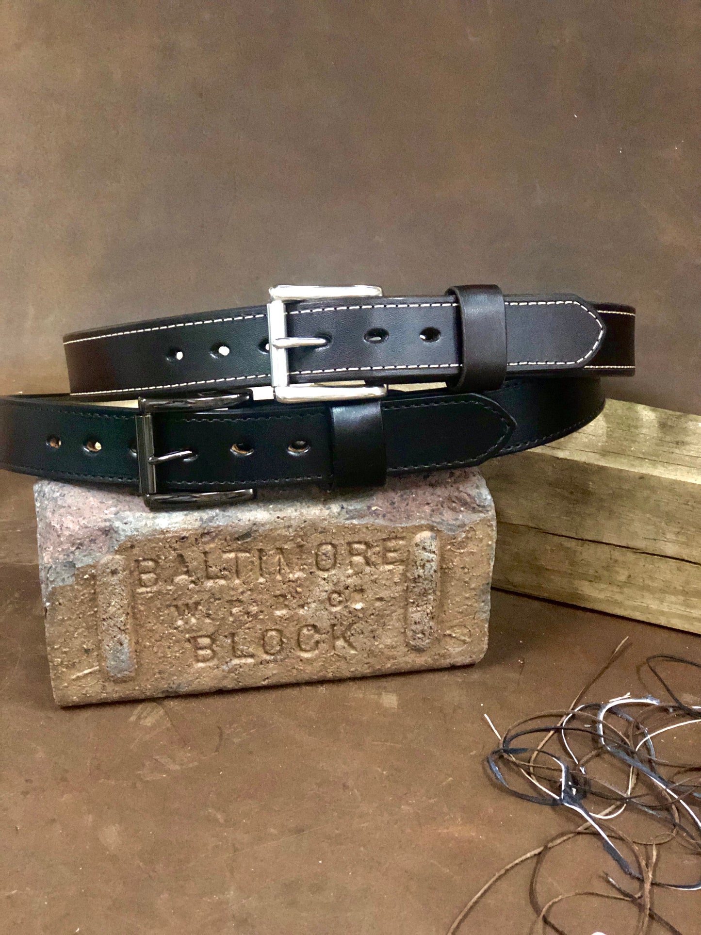 Leather belt single stitch line